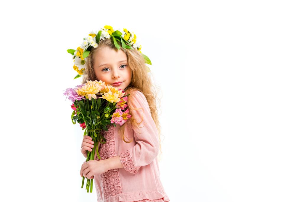 Çelenk bant giyen ve buket çiçek üzerinde beyaz izole tutan çocuk portresi - Fotoğraf, Görsel
