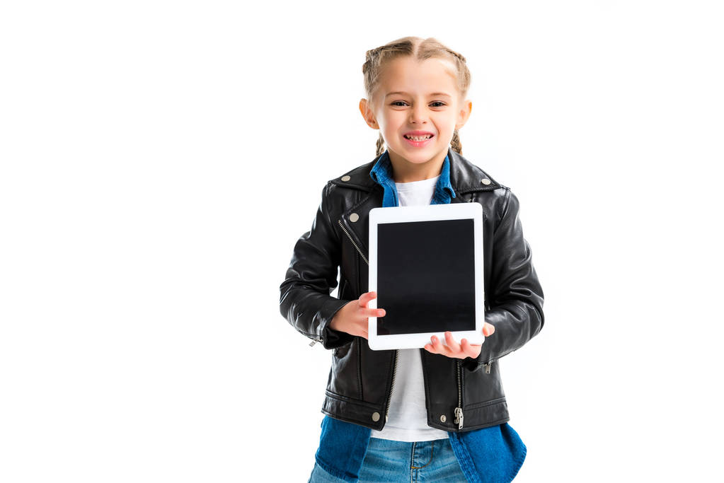 Petit enfant excité avec des nattes tenant dispositif numérique sur les mains isolées sur blanc
 - Photo, image