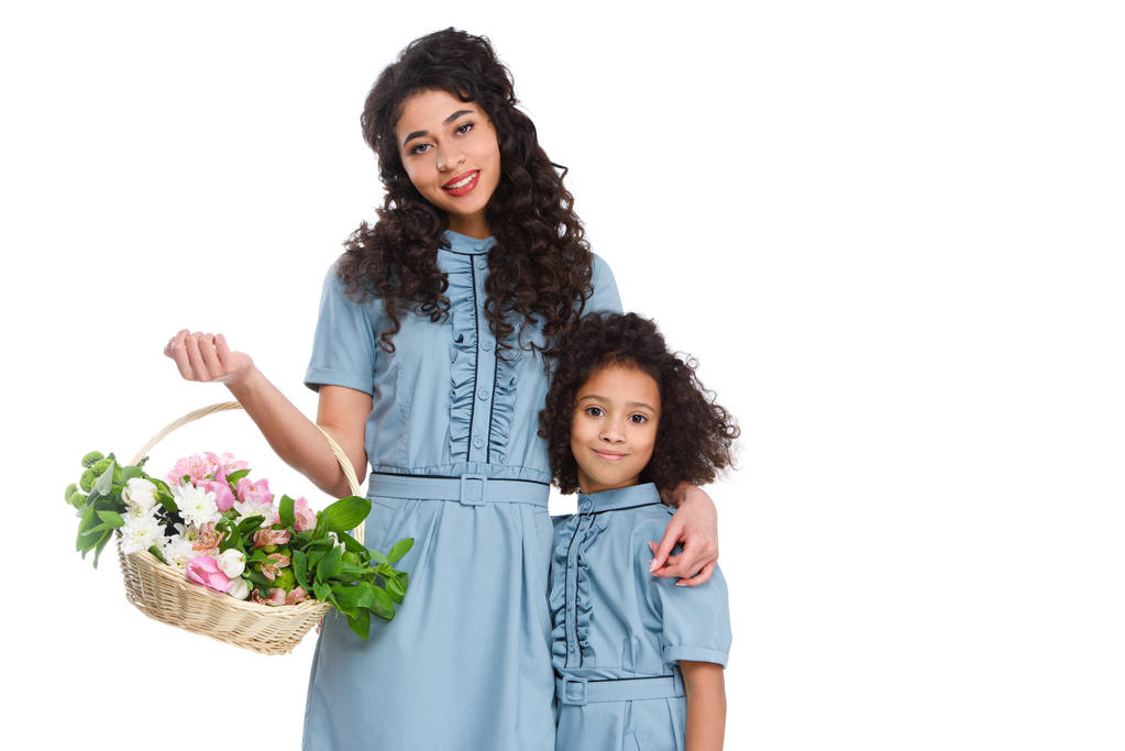 красивая мать и дочь с корзиной цветов изолированы на белом
 - Фото, изображение