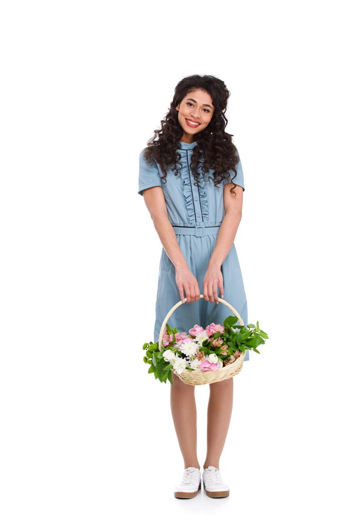 jovem atraente com flores em cesta isolada em branco
 - Foto, Imagem