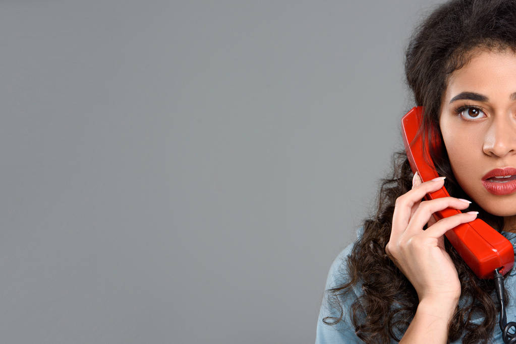 περικοπεί shot νεαρής γυναίκας μιλώντας τηλεφωνικά κόκκινο vintage που απομονώνονται σε γκρι - Φωτογραφία, εικόνα