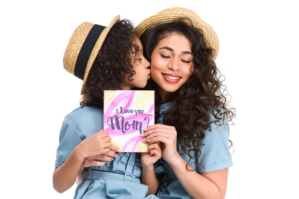 filha com mães dia cartão de saudação beijando sua mãe isolada no branco
 - Foto, Imagem