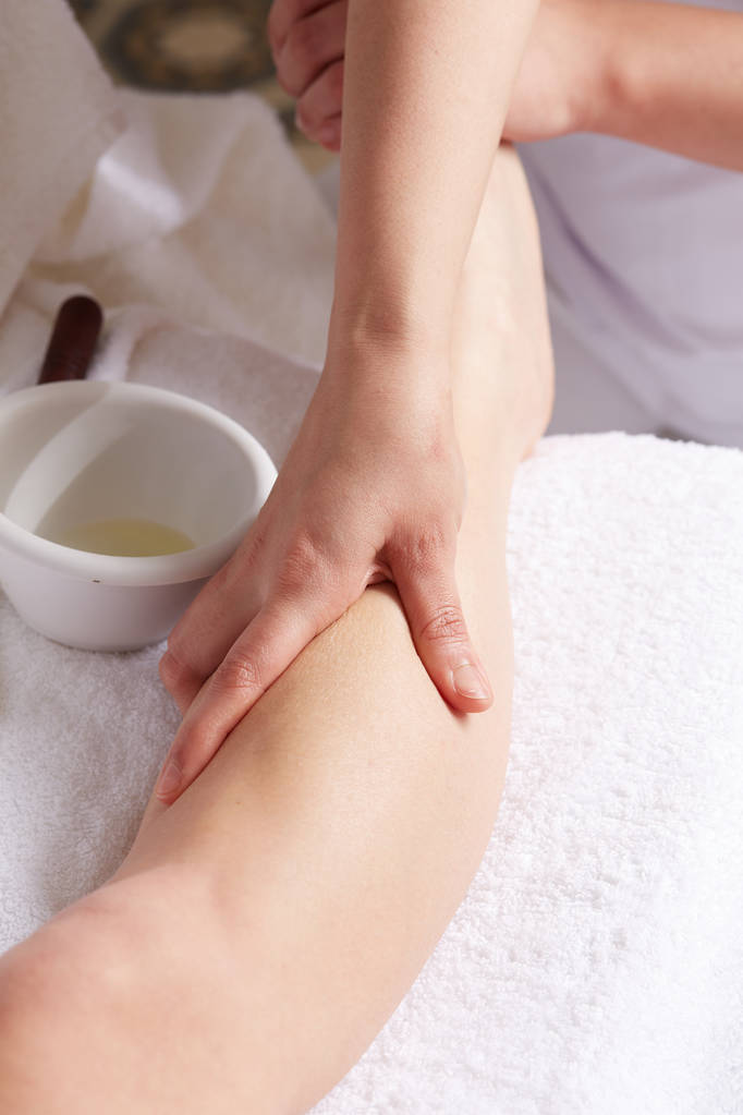 Kadın zevk rahatlatıcı masaj kozmetik Spa merkezi bacaklar - Fotoğraf, Görsel
