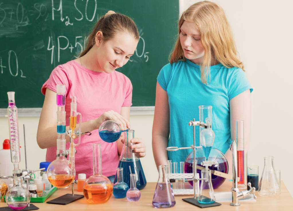 twee meisjes doen van chemische experimenten - Foto, afbeelding