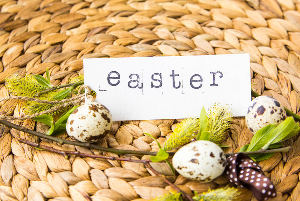 イースターの卵、ウズラの卵、花 - 写真・画像
