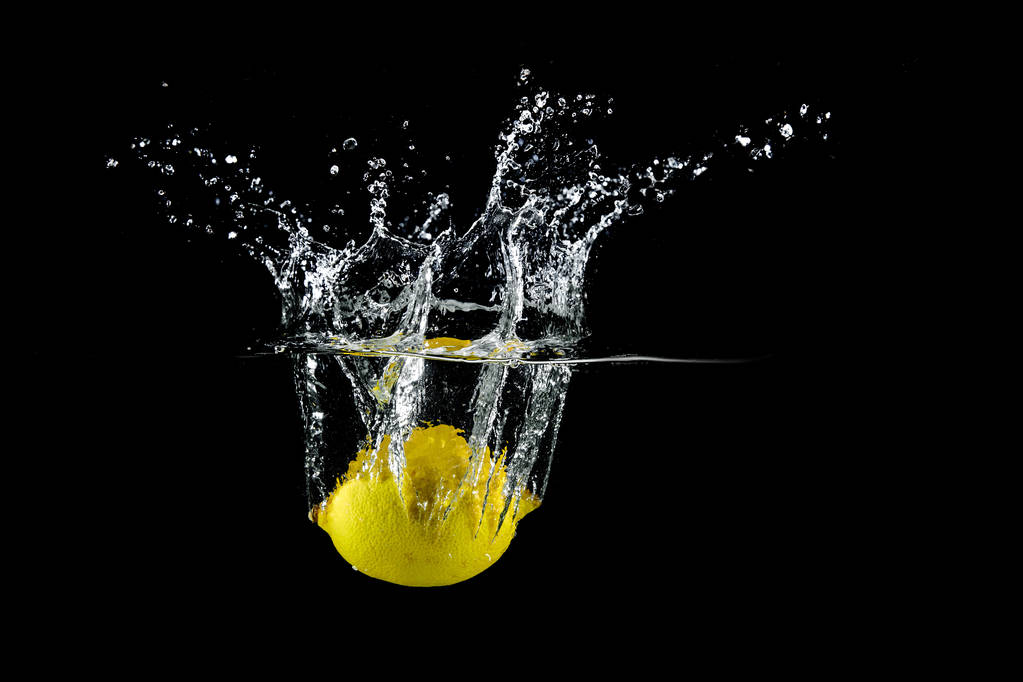 Zitrone im Wasserspritzer - Foto, Bild