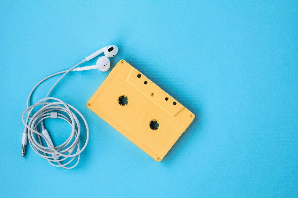 žlutá kazeta pro magnetofon - Fotografie, Obrázek