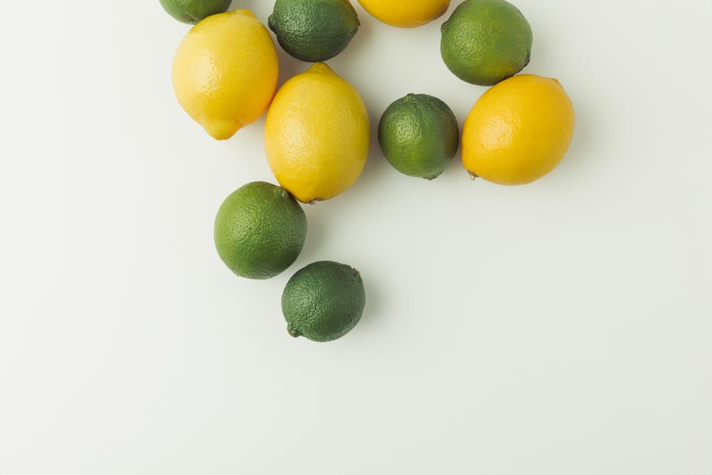 Limas verdes y limones aislados sobre fondo blanco
 - Foto, imagen
