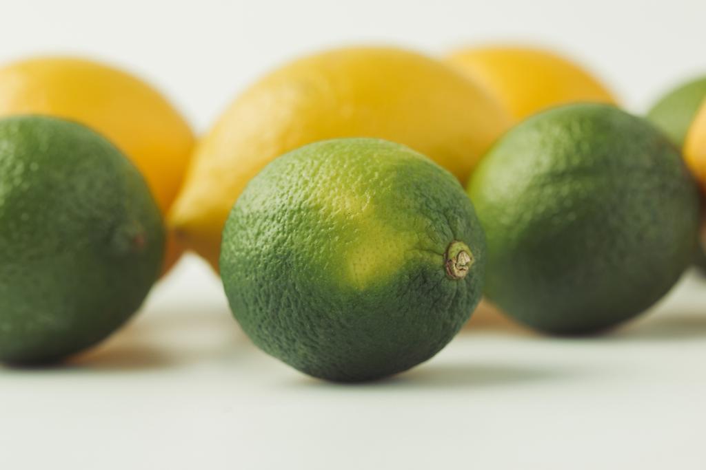 RAW limonki i cytryny na białym tle - Zdjęcie, obraz