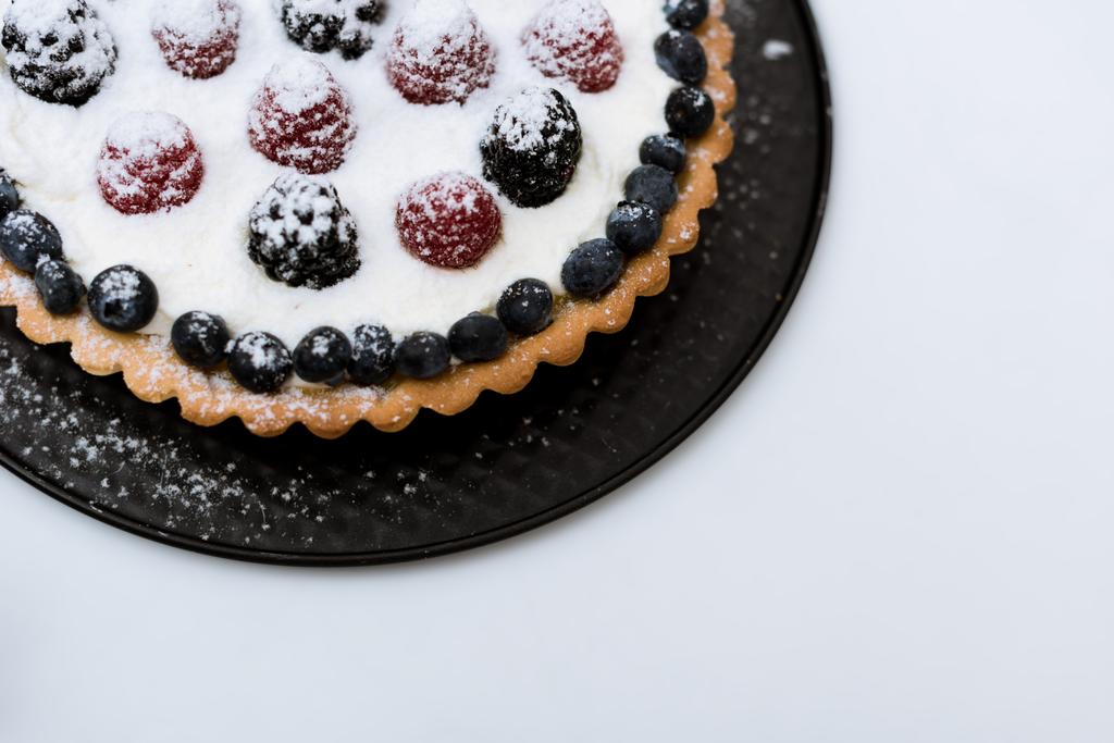 вид зверху торта з ягодами і цукровим порошком
 - Фото, зображення