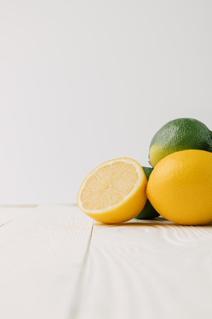 Yeşil limes ve limon Beyaz ahşap zemin üzerinde - Fotoğraf, Görsel