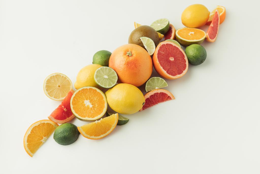 Haufen reifer Zitrusfrüchte isoliert auf weißem Hintergrund - Foto, Bild