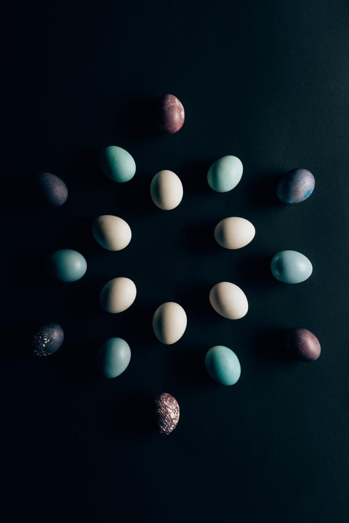 płaskie ukształtowanie kolorowe malowane Wielkanoc jaja na ciemnej powierzchni - Zdjęcie, obraz