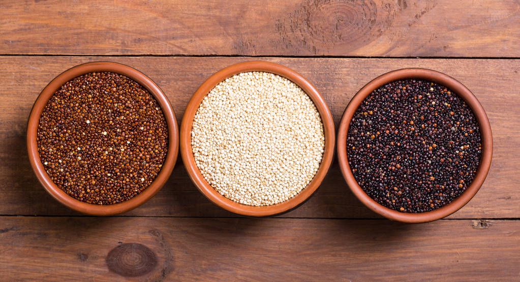 Černé, bílé a červené quinoa  - Fotografie, Obrázek