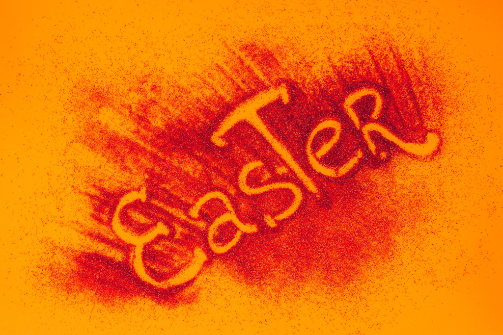 オレンジ色の表面に赤い砂で作られたイースター記号のトップ ビュー - 写真・画像