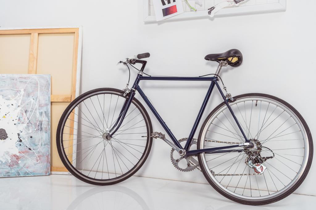 Vélo au mur dans une élégante pièce lumineuse
  - Photo, image