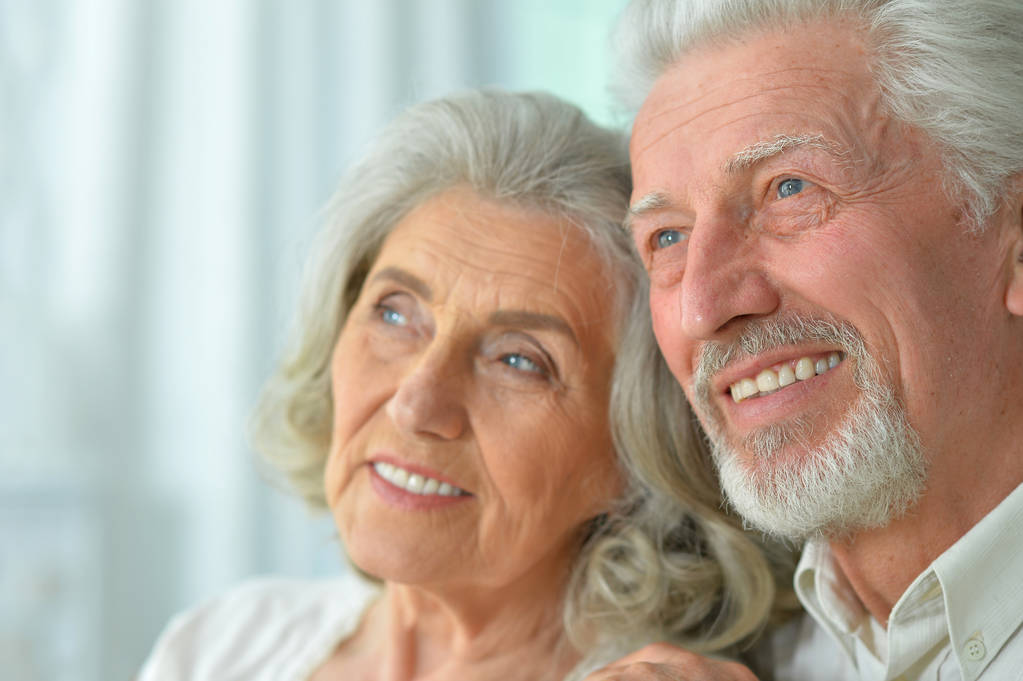 Retrato de cerca de una feliz pareja de ancianos en casa
 - Foto, Imagen