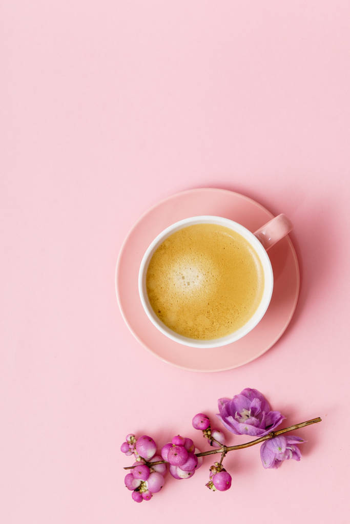καφέ σε προβολή ροζ παστέλ πίνακα κορυφαίων, κοντινό πλάνο  - Φωτογραφία, εικόνα