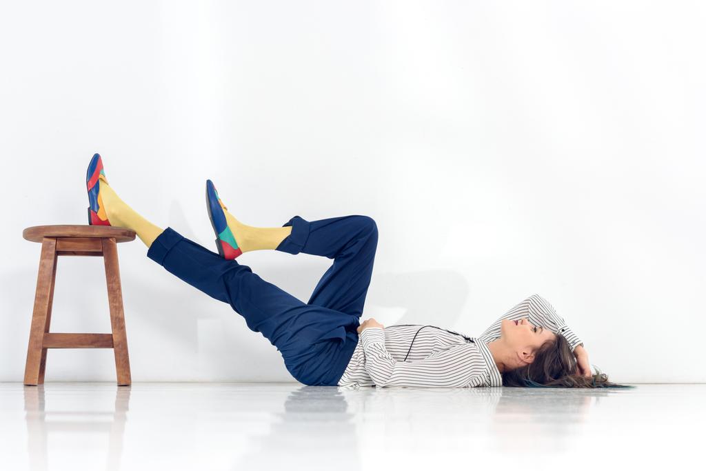Atrakcyjna młoda dziewczyna odpoczynek na podłodze na tle - Zdjęcie, obraz