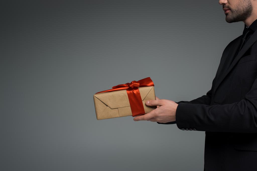 A férfi ajándék doboz elszigetelt szürke, nemzetközi női nap koncepció holding levágott nézet  - Fotó, kép