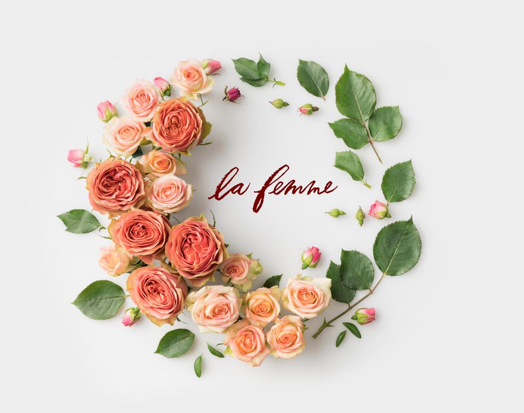 LE FEMME знак окружен розовым цветочным венком с листьями, почки и лепестки изолированы на белом
 - Фото, изображение