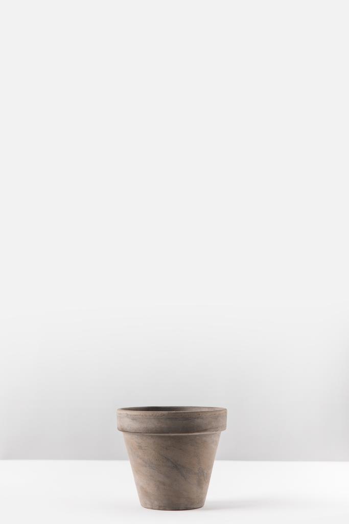 vue rapprochée du pot de fleurs brun vide sur blanc
 - Photo, image