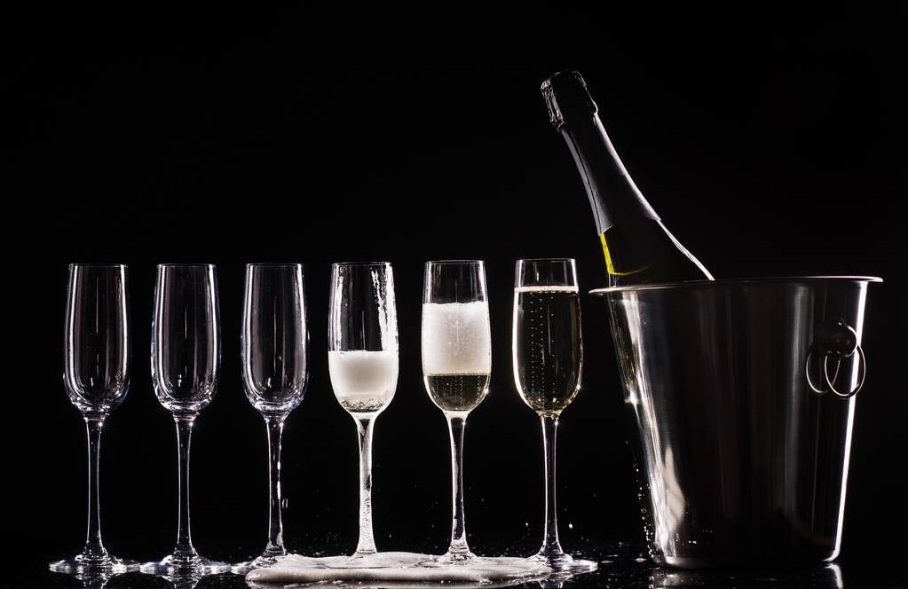 Champagneglazen ingesteld op zwarte achtergrond - Foto, afbeelding