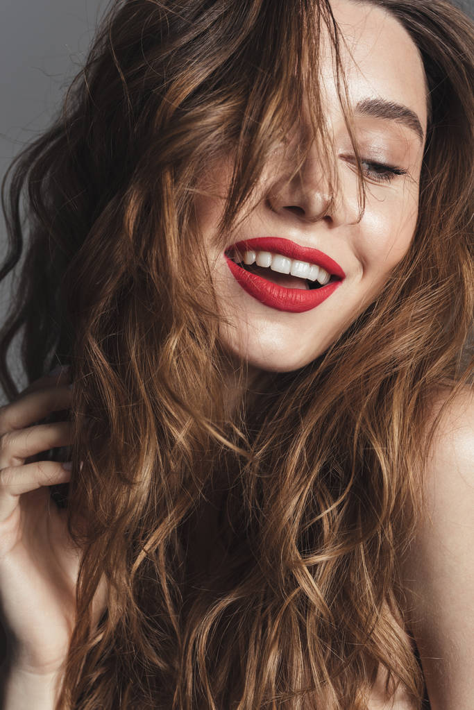Modeporträt einer fröhlichen Frau mit lockigem braunem Haar - Foto, Bild