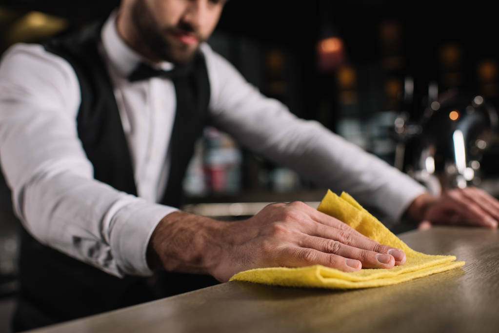 imagem cortada do balcão barra de limpeza bartender à noite
 - Foto, Imagem
