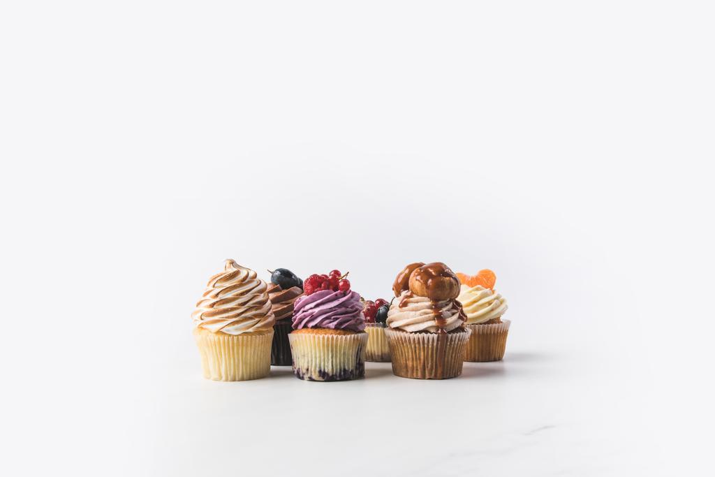 çeşitli tatlı kek üzerine beyaz izole görünümünü kapat - Fotoğraf, Görsel