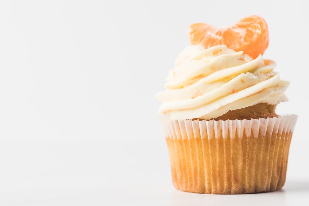 Nahaufnahme von süßen Cupcake mit Sahne und Mandarine isoliert auf weiß - Foto, Bild