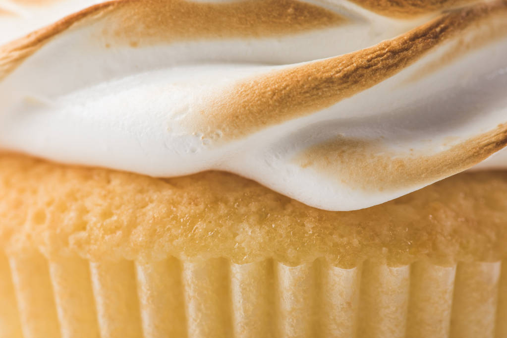 zár-megjelöl kilátás-ból édes cupcake a meringue elszigetelt fehér - Fotó, kép