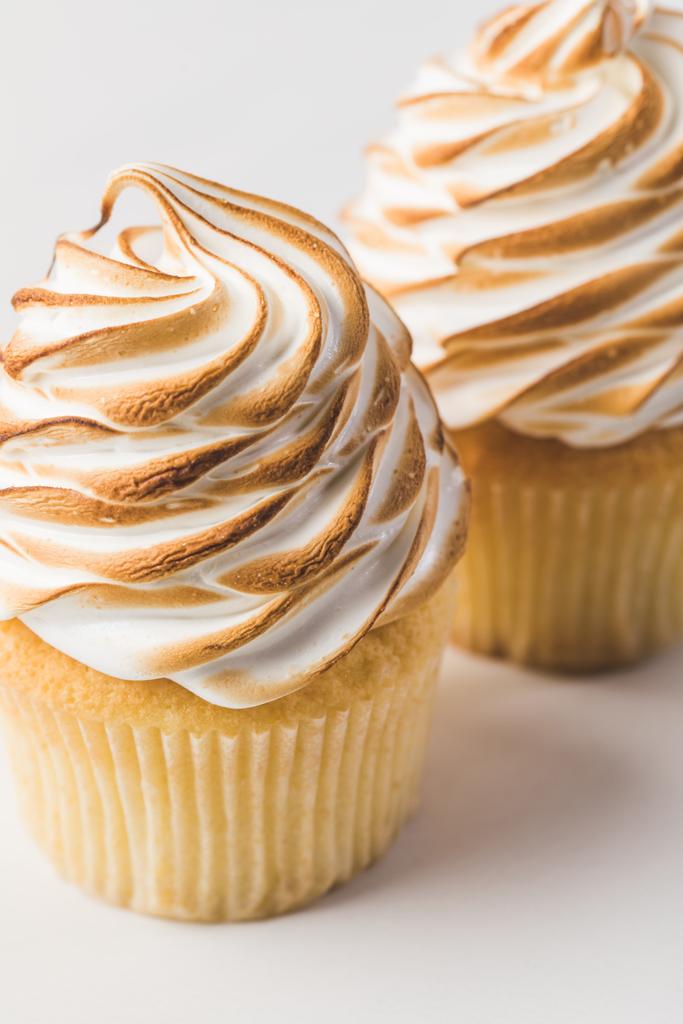vista de perto de cupcakes doces com merengue isolado em branco
 - Foto, Imagem