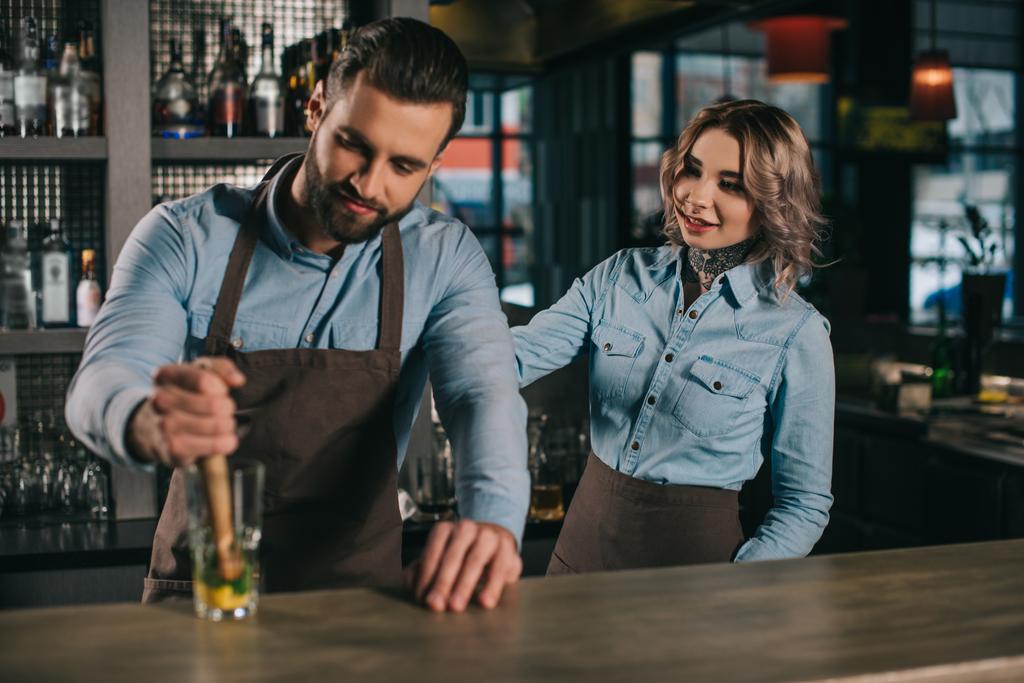 alkol hazırlanıyor barmenler içki bar - Fotoğraf, Görsel