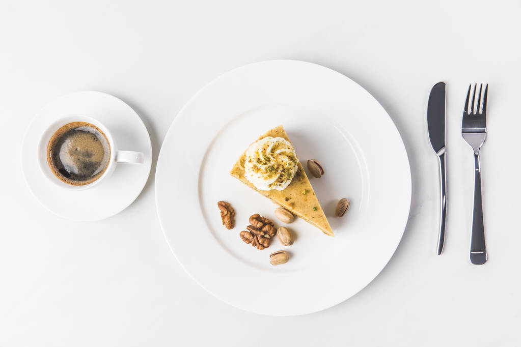 pohled shora na dort ořechů a šálek kávy, izolované na bílém povrchu - Fotografie, Obrázek