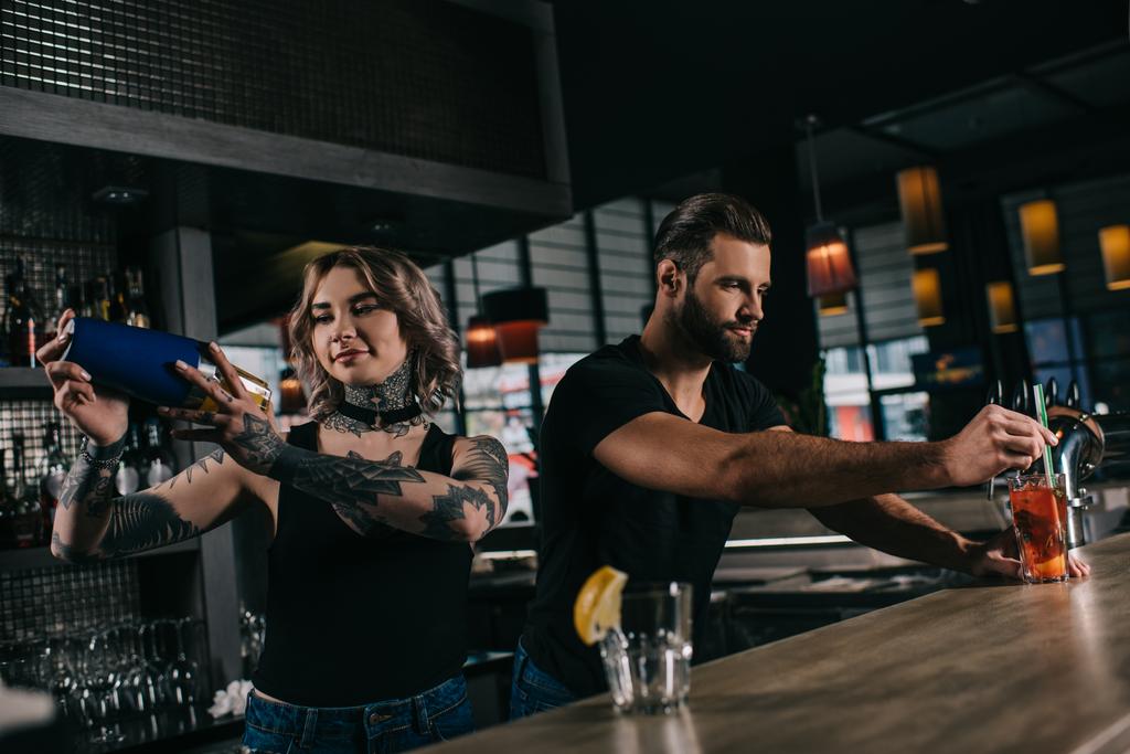 camareros jóvenes que preparan bebidas alcohólicas en el bar
 - Foto, imagen