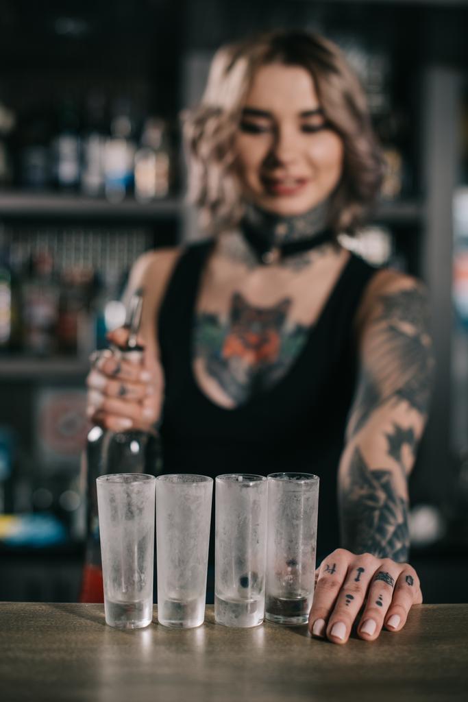 Wytatuowany barman patrząc w okulary strzał napojów - Zdjęcie, obraz