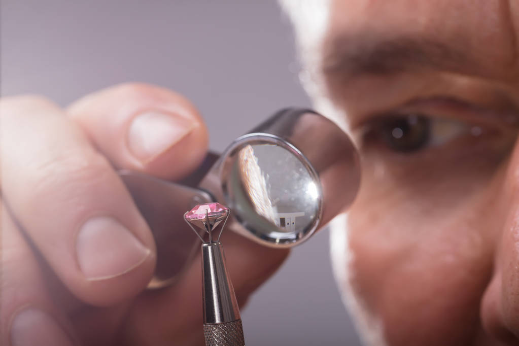 Крупним планом Рука людини Перевірка діаманта через Magnifying Loupe
 - Фото, зображення