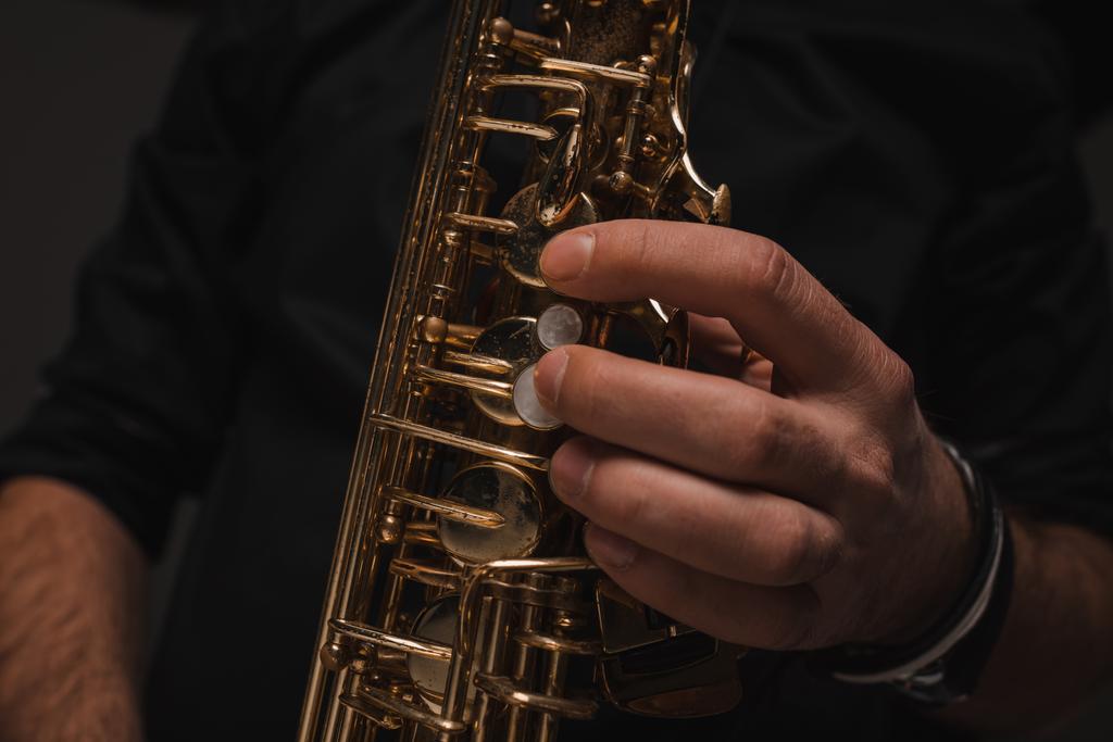 saksafon oynamaya jazzman kadeh kırpılmış - Fotoğraf, Görsel