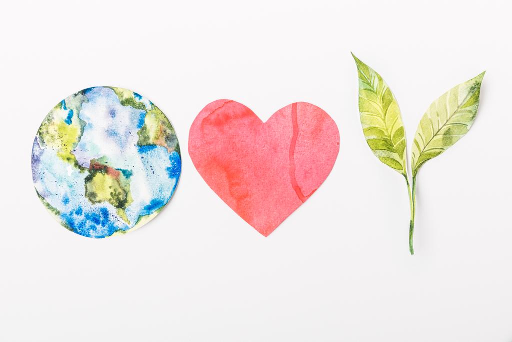 vista superior del globo de papel hecho colorido, corazón rojo y planta verde aislado en gris, reciclaje y concepto de protección del medio ambiente
 - Foto, Imagen