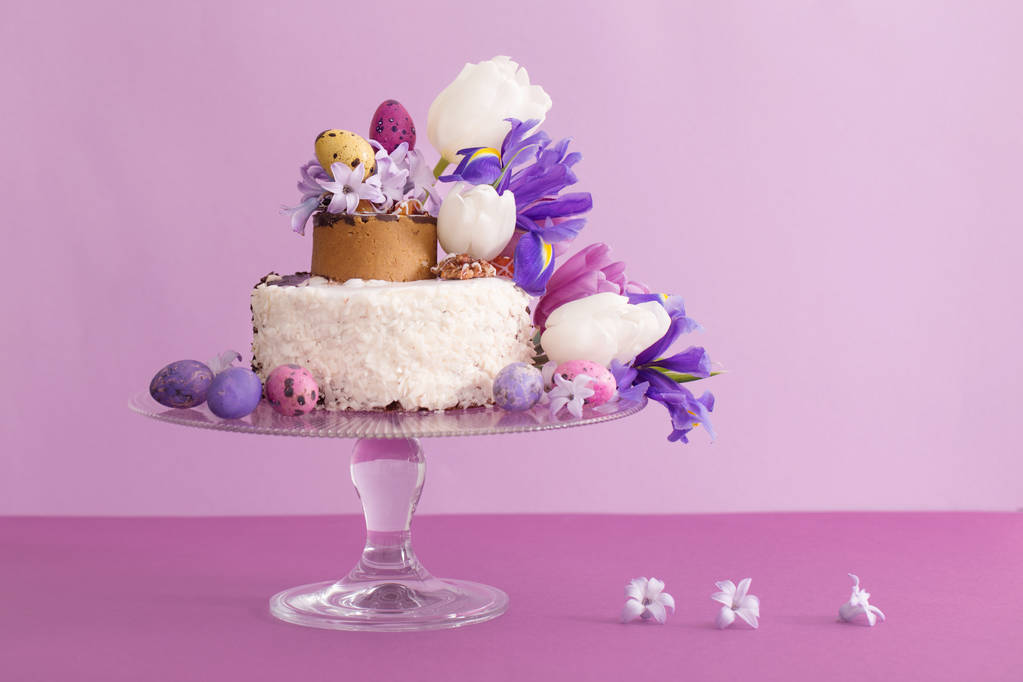 Kuchen mit Ostereiern und Blumen - Foto, Bild