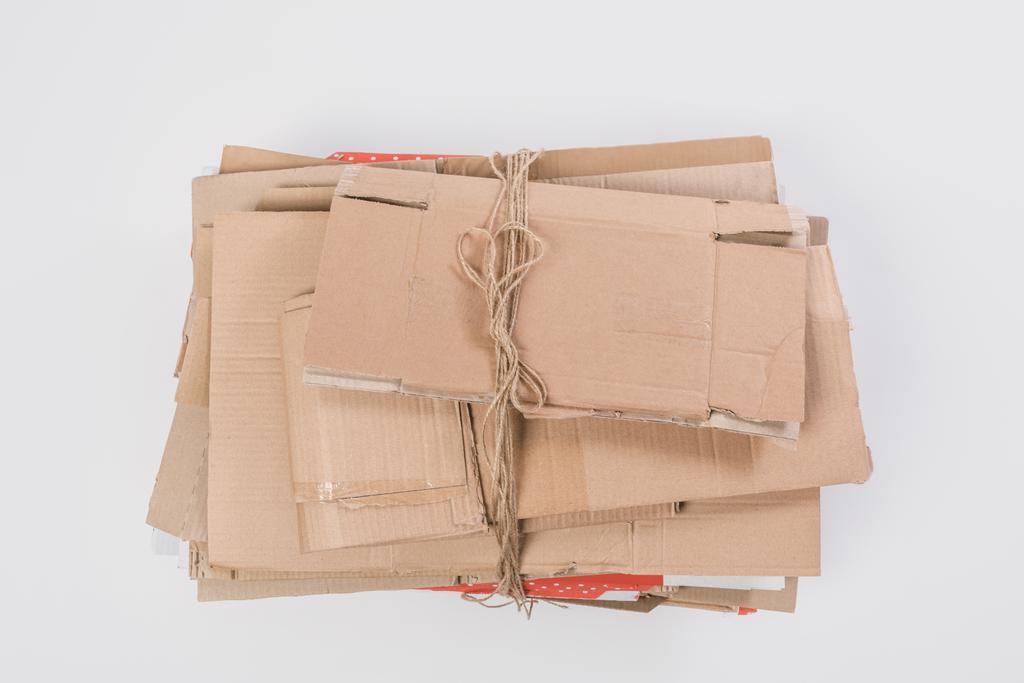 hajtogatott karton dobozok, szürke, újrahasznosítási koncepció elszigetelt halom felülnézet - Fotó, kép