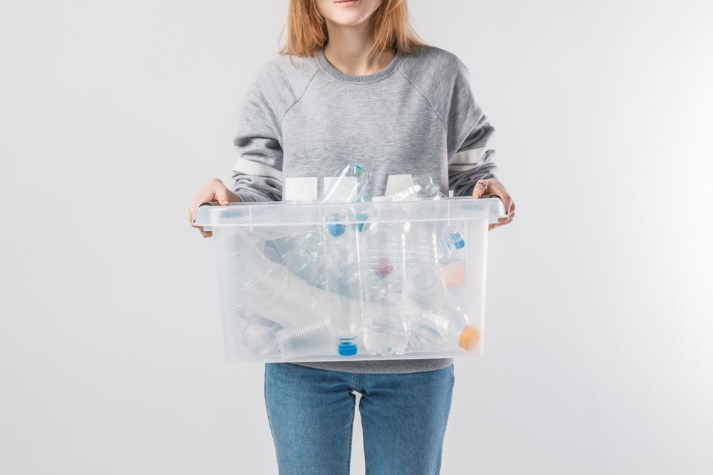 visão parcial da mulher segurando recipiente com garrafas de plástico isolado em cinza, conceito de reciclagem
 - Foto, Imagem