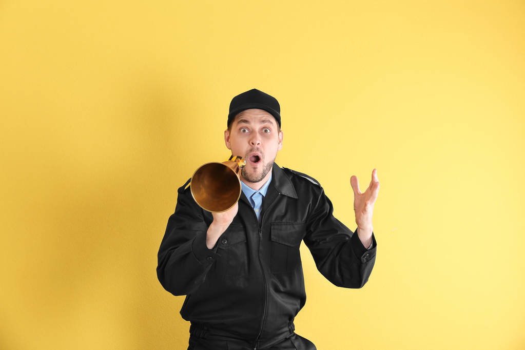 Muž strážníky s megafon na žlutém podkladu - Fotografie, Obrázek