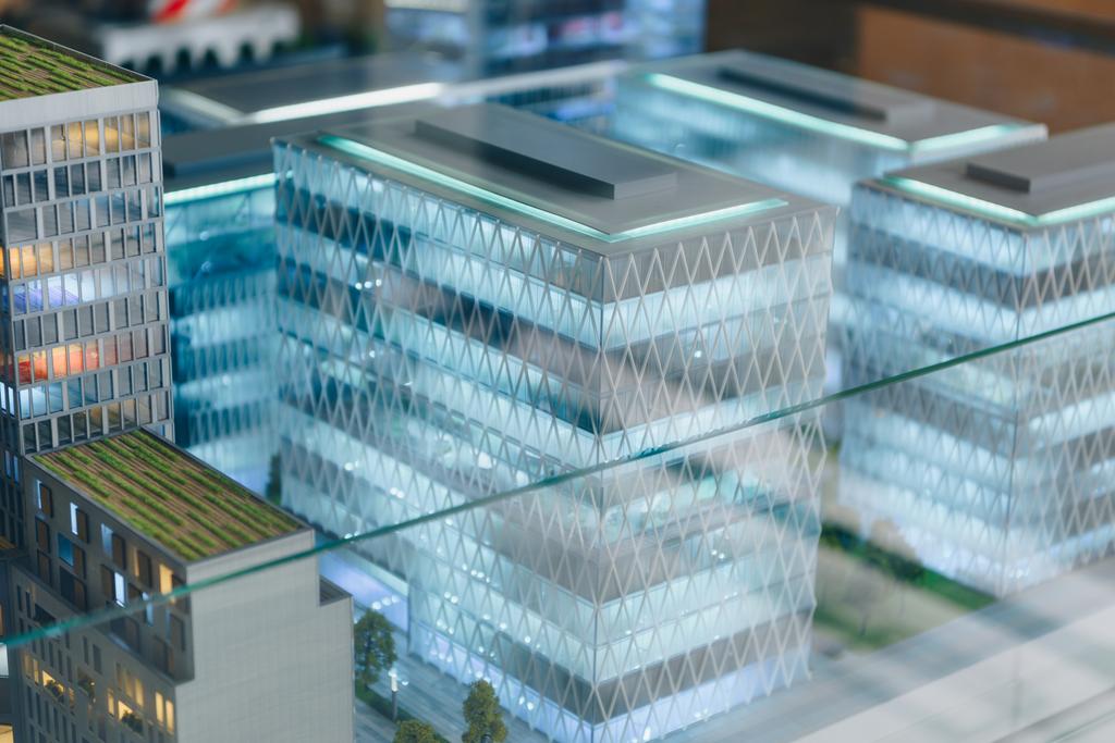 миниатюрная модель современного города под стеклом
 - Фото, изображение