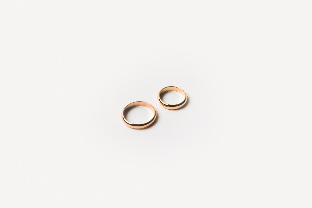 top view of golden wedding rings isolated on white - Φωτογραφία, εικόνα