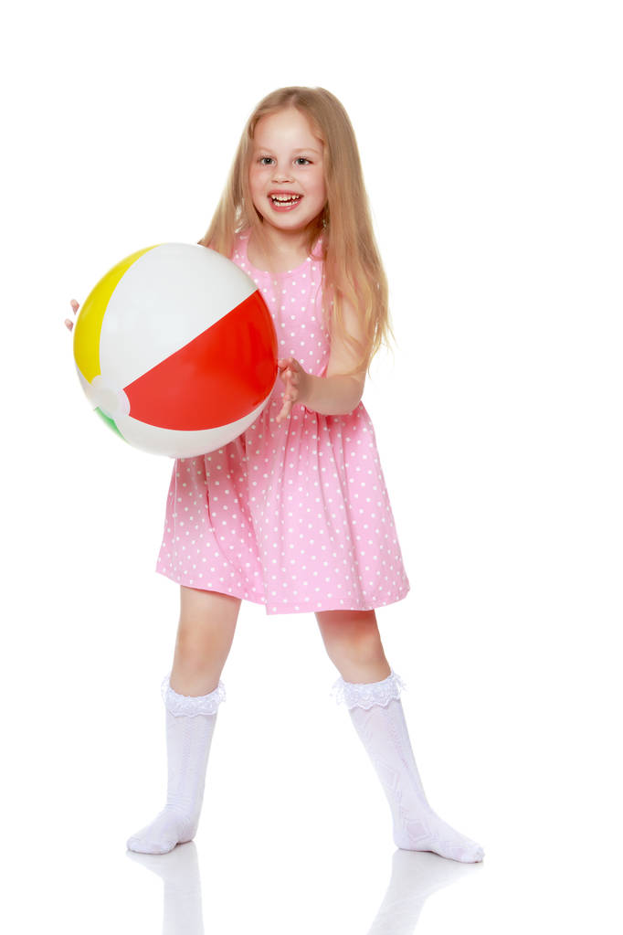 Dziewczynka bawi się z piłką - Zdjęcie, obraz