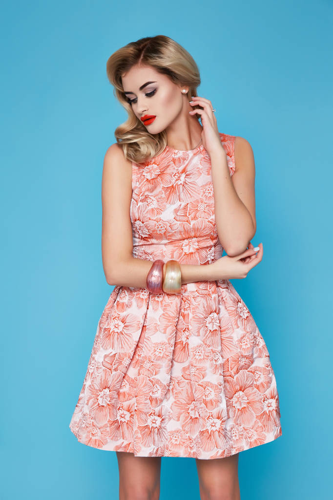 Hermosa sexy bussines rubia en la colección de ropa de verano
  - Foto, Imagen