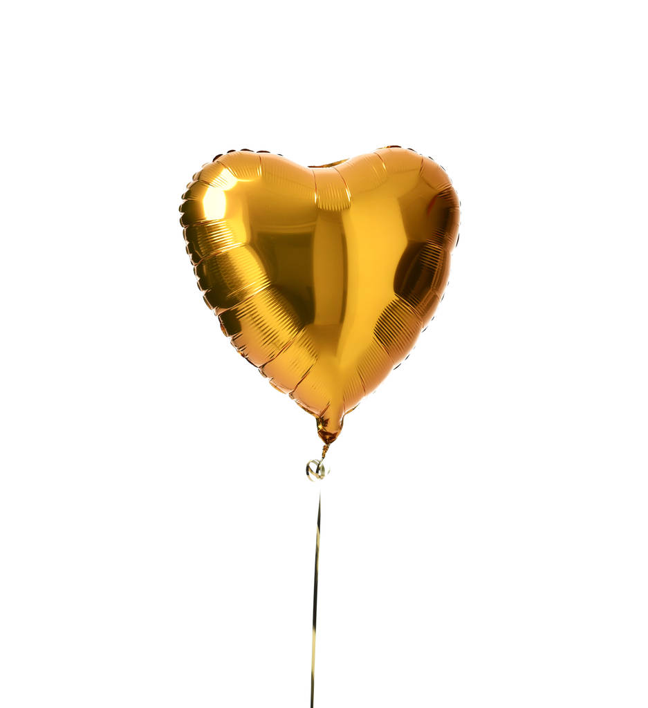 Enkele gouden groot hart metallic ballon voor verjaardag geïsoleerd - Foto, afbeelding