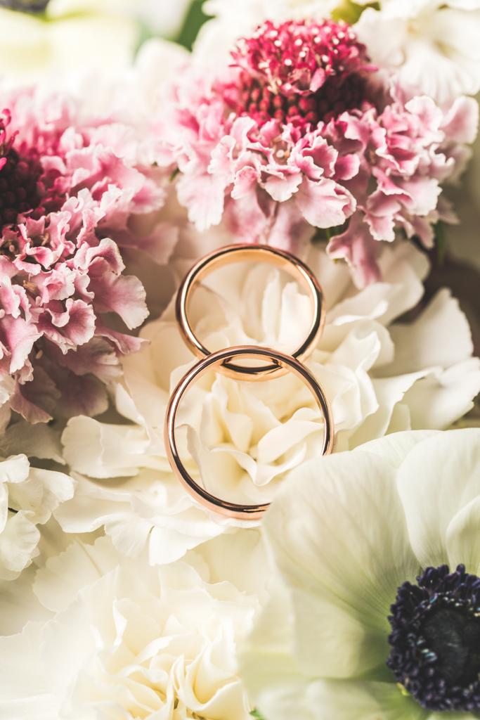 zblízka pohled na snubní prsteny, svatební kytice  - Fotografie, Obrázek
